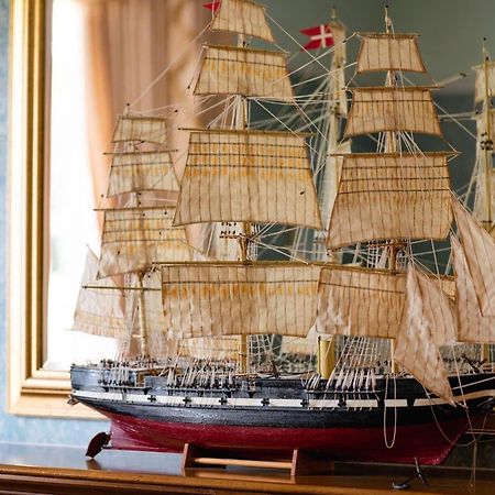 Hotel Balincourt Bournemouth Exterior foto Model of the clipper Flying Cloud